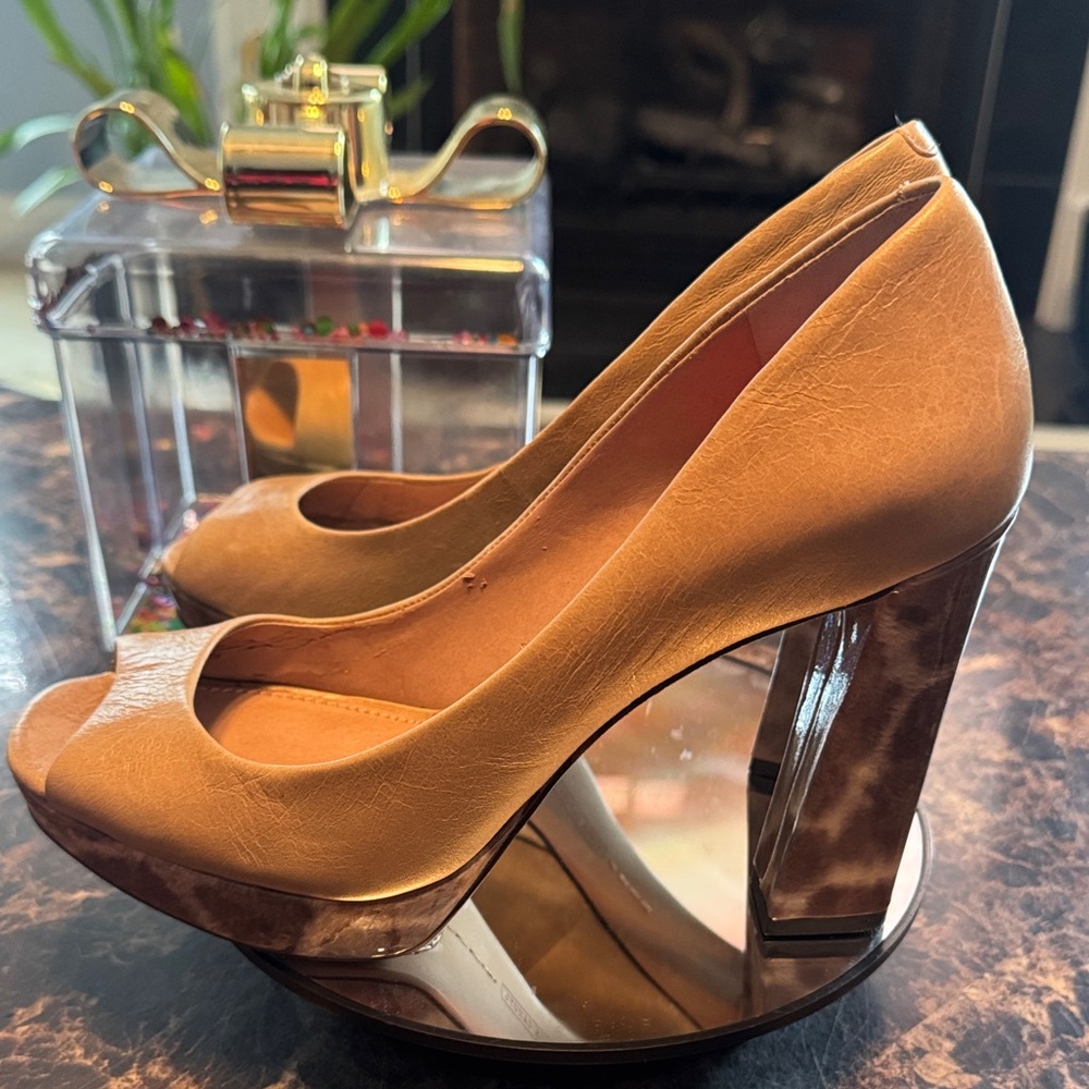 “SOLD” Vince Camuto Polona Leather Peep-Toe Giraffe Print Heels - Size 7.5B - Picture 5 of 9